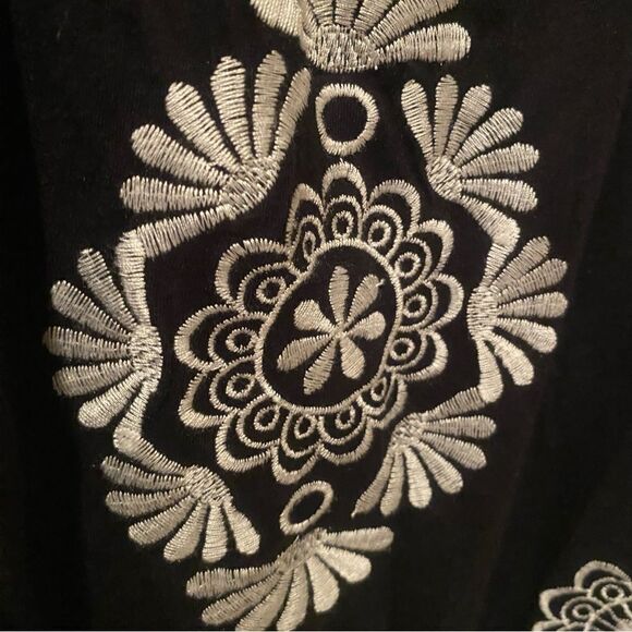 Vertigo Embroidered Top Size Small - Picture 2 of 9